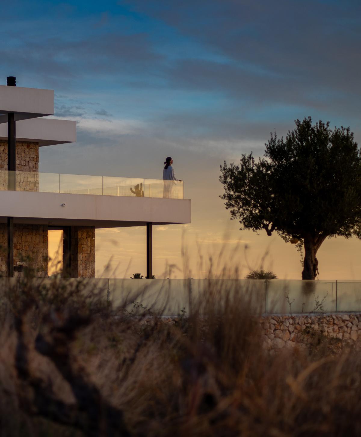 Imagen de una pareja disfrutando en una villa