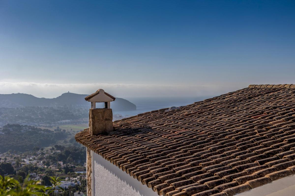 Imagen de una pareja disfrutando en una villa