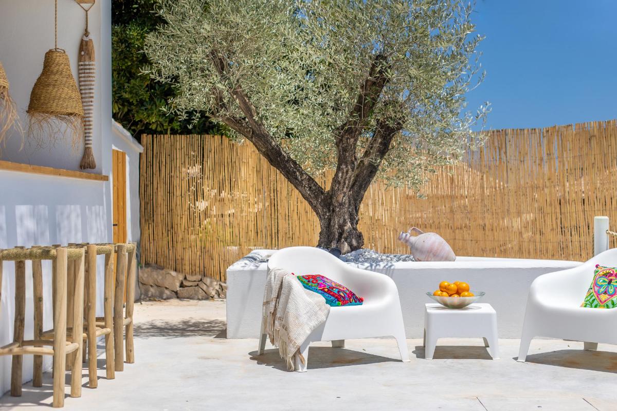 Imagen de una pareja disfrutando en una villa